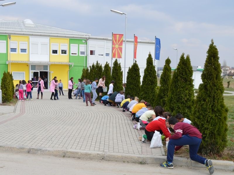 Во Илинден учениците со зеленило се борат против загадувањето