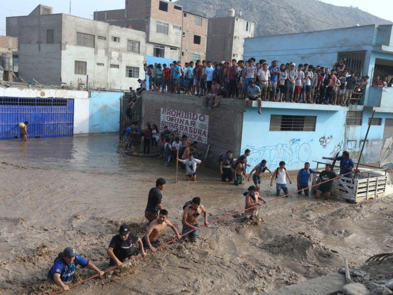 Бројот на загинатите во поплавите во Перу достигна 75 лица 