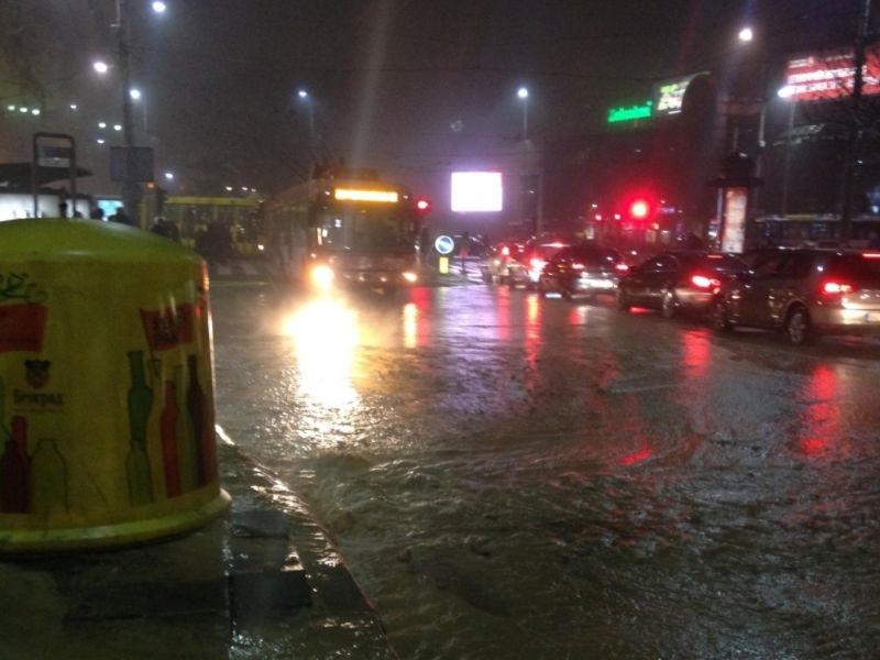 Обилните дождови предизвикаа поплави во делови од Балканот