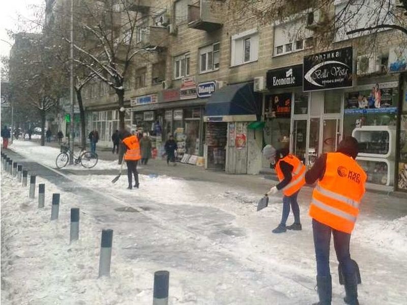 Град Скопје: Зимската служба ги чисти коловозите и тротоарите од мраз и снег