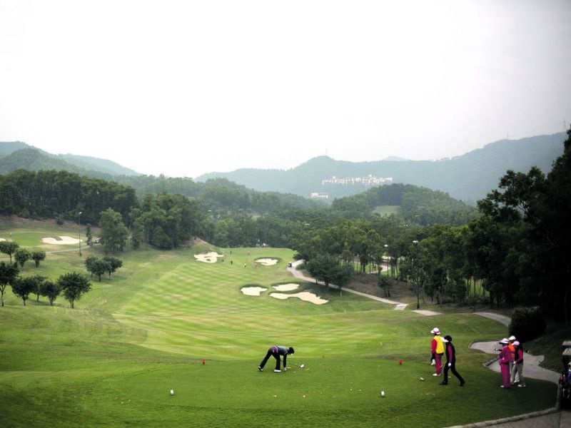 Кина затвора над 100 терени за голф за да штеди ресурси