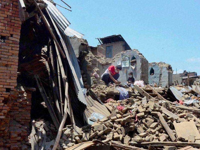 Околу 100 лица загинаа во земјотрес во Индонезија 