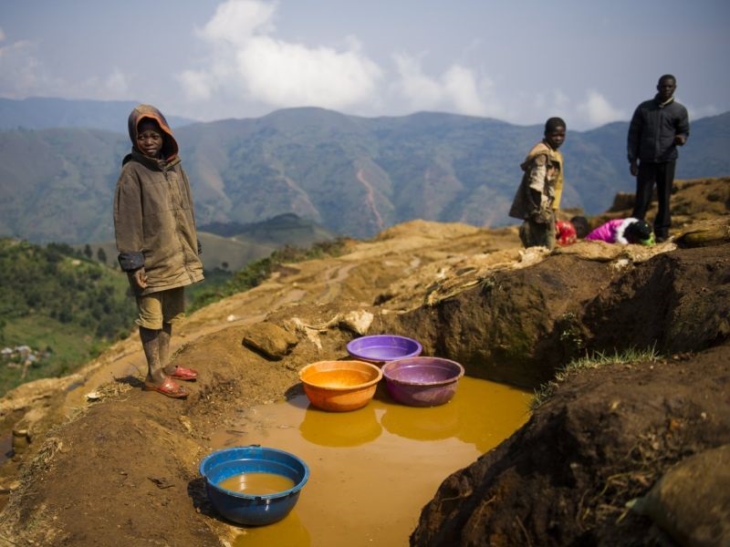 Деца рудари во Конго гинат копајќи кобалт за батерии