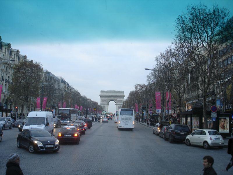 Во Париз воведени налепници за возилото во зависност колку загадува 