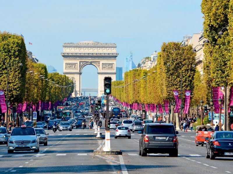 Франција ќе го намали данокот за бензински автомобили