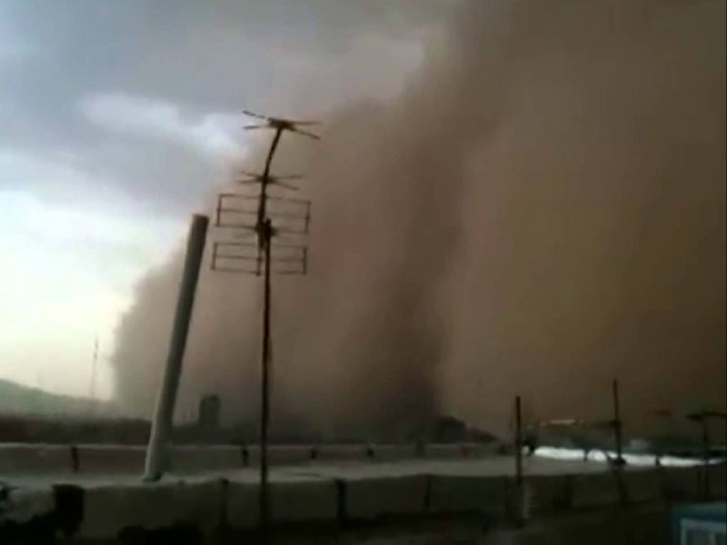 Песочни бури, виулици и поплави во Иран