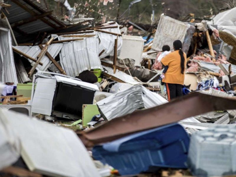 Осумнаесет лица загинаа во бури и торнада во САД