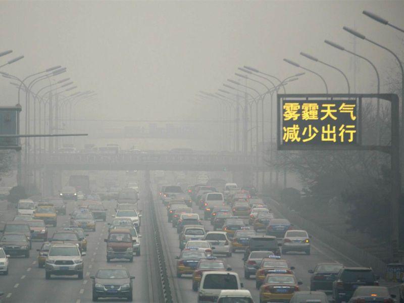 Пекинг воведува забрана за старите автомобили во време на загаденост