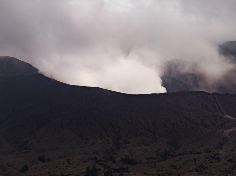 Евакуација на туристите во Индонезија поради ерупција на вулкан