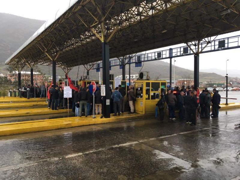 Вработените во Југохром го блокираа автопатот Скопје - Тетово