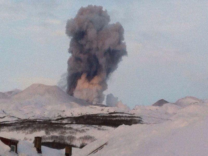 Во Русија објавен портокалов код на опасност поради активирање на вулканот Ебеко 