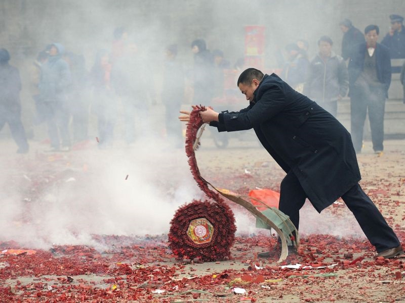Густ чад над Пекинг поради огнометите при дочекот на Кинеската нова година